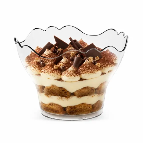 Cupă desert Prego din plastic transparent cu tiramisu și decor din ciocolată pentru servire premium