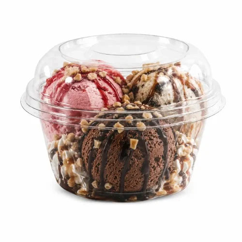 Cupă transparentă din plastic cu capac pentru înghețată și desert, cu mai multe sortimente de înghețată și topping.