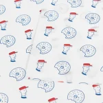 Detaliu hârtie cerată personalizată Michael’s Bagel cu elemente grafice albastre și roșii