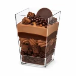Cupă desert Kubik din plastic transparent cu mousse de ciocolată și desert stratificat