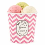 Cupă roz din carton pentru înghețată și desert 12 oz, cu model zigzag și trei cupe de înghețată asortată.
