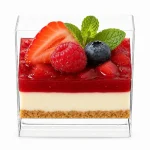 Cupă desert Cube din plastic transparent cu cheesecake și topping de fructe roșii
