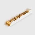 Clătită rulată servită în tăviță lungă din carton alb